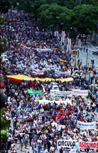 Parte de la poblaci�n tom� las calles desde marzo de 2001 (foto: Fast Multimedia)