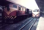Locomotora EE #5774 en estaci�n Buenos Aires junto a Coche motor Ganz Catamarca, el cual realizaba viaje a estaci�n Carhue. Circa 1974. Foto Carlos Perez Darnaud