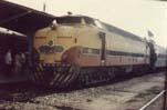 Locomotora Alsthom 8006 detenida en la Estaci�n Mar del Plata con el mixto de Plaza Constituci�n Circa 1972. Foto Anibal El�as