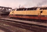 Locomotora 8012 maniobrando en Estaci�n Constituci�n. Circa 1975. Foto Jorge San Mart�n
