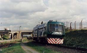 El CML1 efectuando servicio local entre Puente Alsina y Aldo Bonzi, aqu� saliendo de KM12. 