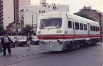 Coche Motor Liviano CML 1 en viaje de prueba de Retiro a Delta, cruzando la Avenida Maipu en la estaci�n Mitre. 29/10/1985