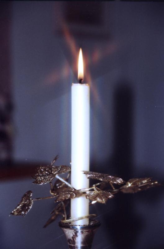 candle2.jpg (27097 bytes)