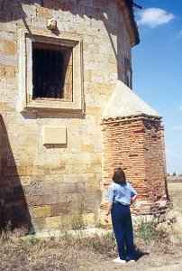 La autora de la p�gina web leyendo una inscripci�n en la ermita