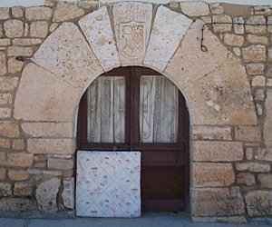 Casa con escudo.