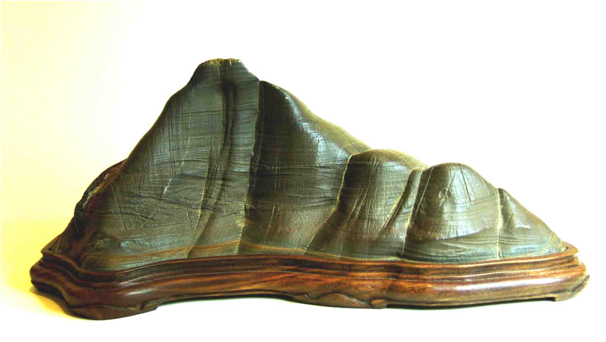 Piedra Csmica (Suiseki) Medidas: 20 cm de base y 9 cm de altura