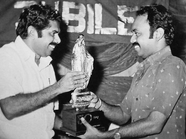 Receiving Memento from Kerala Minister Vayalar Ravi - Film&nbsp; YAVANIKA