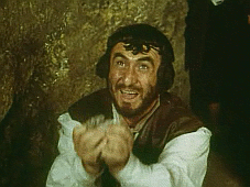 Kr�maren herr Bonacieux f�r en p�se pengar av kardinalen i filmen �D'Artagnan och de tre musket�rerna� (Sovjetunionen 1978)