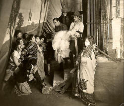 Lois in La Galerie des Monstres, 1924, her first film