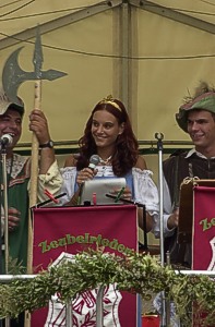 Tanja er&ouml;ffnet das Weinfest 2001