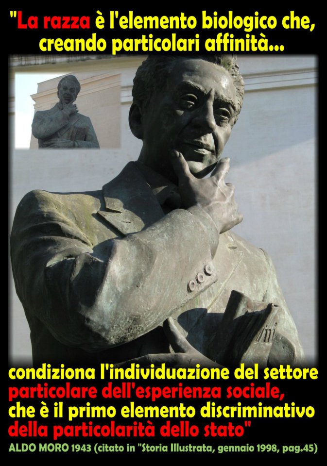 Nella foto: La statua di Aldo Moro con l'Unit sotto braccio a Maglie.