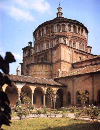 Cloister, traditionally attributed to Donato Bramante, with the impressive tribune