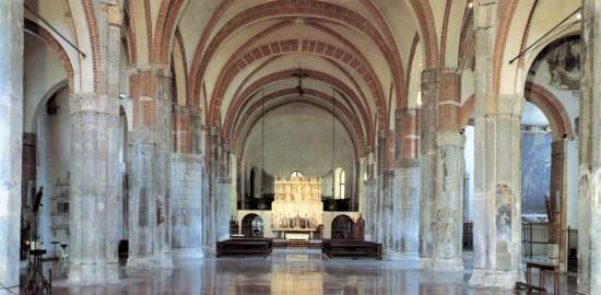 L'ampia navata centrale della basilica