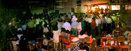 La pista de baile se llena hasta m�s no poder cuando se presenta Victorio y su conjunto.
