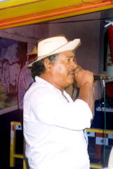 Moyo Cisneros en la tarima del Cosita Buena
