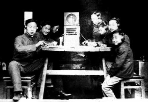 Nhóm phát tin đang làm việc tại văn phòng tình báo trung ương