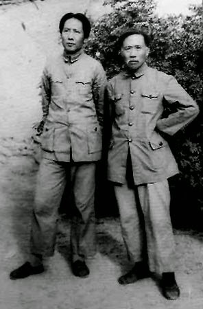Tướng Từ Đặc Lập (Xu Teli) đứng với Mao Trạch Đông