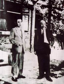 Chu Ân Lai chụp ảnh chung với Hồ Chí Minh
