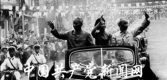 Ngày 20 tháng 6 năm 1961. Hà Nội cờ xí rợp trời
