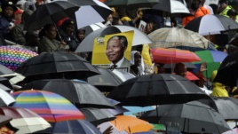 Người dân tiễn đưa Nelson Mandela