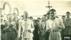 Ông Đoàn Sự (hàng đầu bên phải) và Hồ Chí Minh tại Bắc Kinh năm 1957.