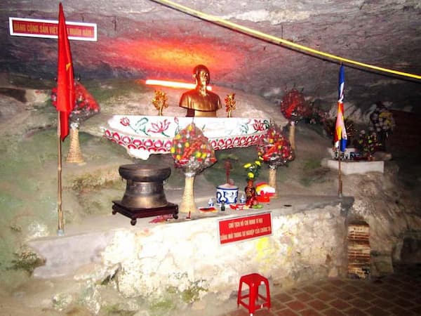 Tượng bán thân của ông Hồ